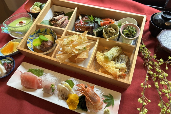 【夕食一例※内容は季節により異なります】<br />
<br />
ご夕食はお部屋食でゆったり過ごせる2食付プラン